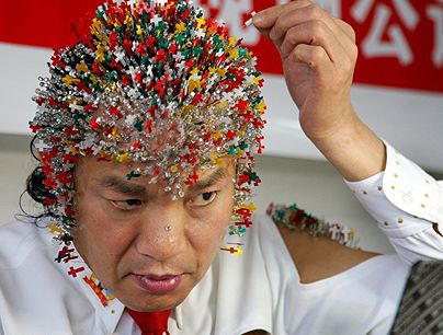 (miniature) Insolite : un chinois plante 2008 punaises sur sa tête pour honorer les Jeux Olympiques
